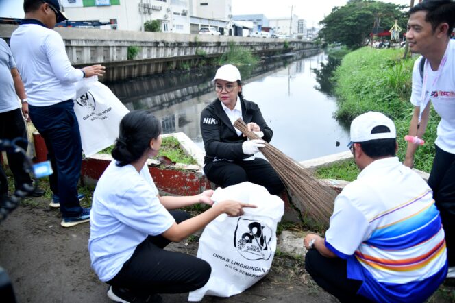 
					Wali Kota Semarang Agustina Wilujeng pimpin aksi bersih di Kali Tawang Mas. Sebanyak 1,1 ton sampah diangkut untuk kurangi risiko banjir jelang musim hujan 2026.