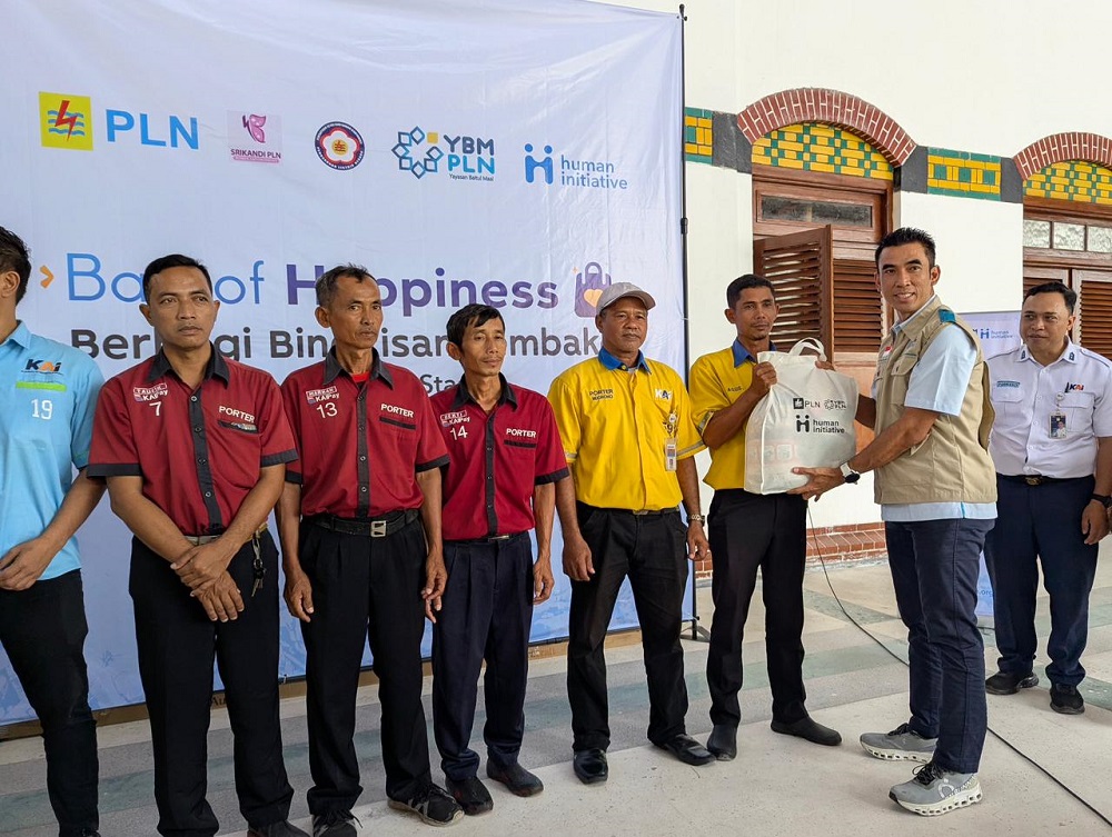Sebanyak 78 porter di Stasiun Semarang Tawang dan Poncol menerima bingkisan sembako melalui program Bag of Happiness yang digelar PLN UP3 Semarang bersama Human Initiative.