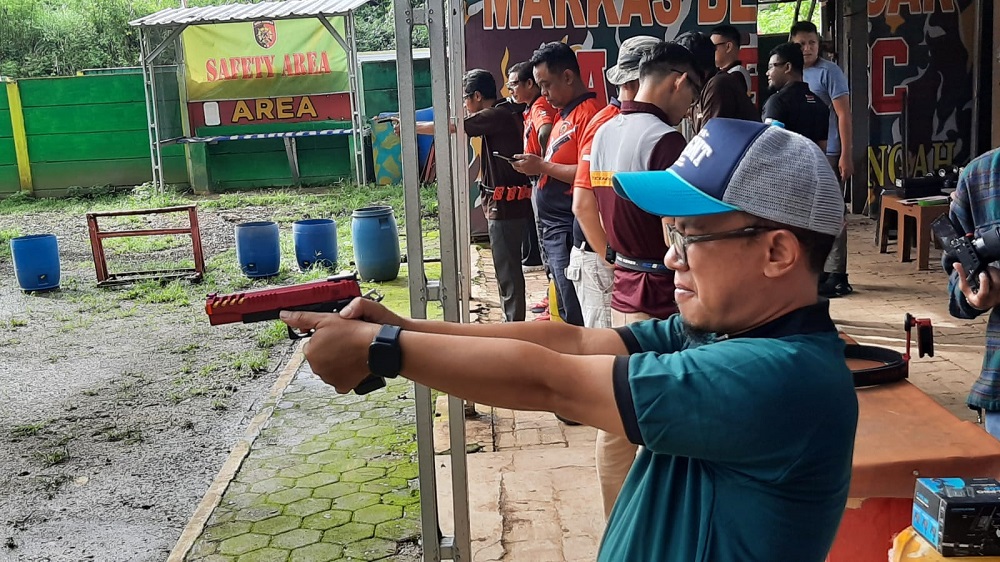 Sebanyak 12 jurnalis Jateng–DIY mengikuti pelatihan menembak di Lapangan Tembak Jatidiri Semarang dalam Yamaha Media Gathering sambil ngabuburit Ramadan.
