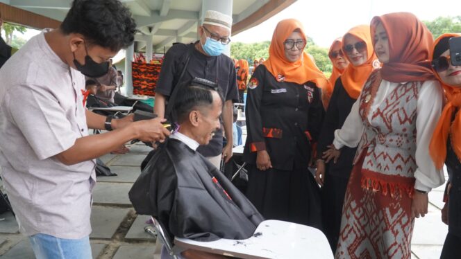 
					Srikandi Pemuda Pancasila Tegal Bagikan Takjil dan Potong Rambut Gratis, Wawali Apresiasi