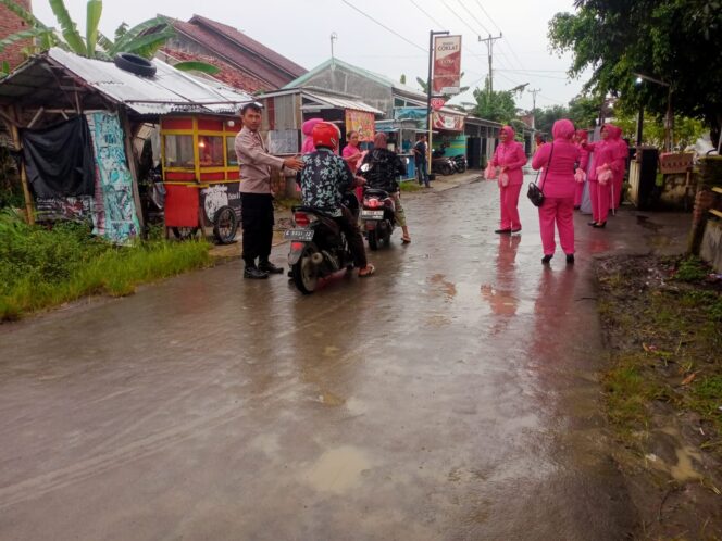 
					Polsek Kedungbanteng Tegal Berbagi Takjil dan Sembako, Jalin Silaturahmi dengan Masyarakat