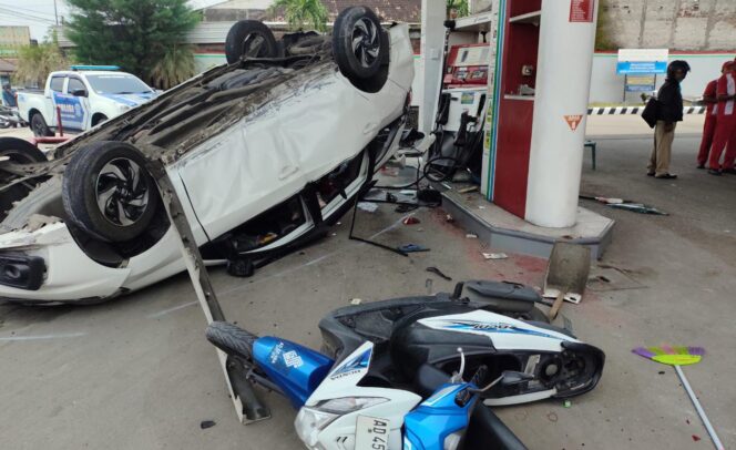 
					Mobil Terguling di SPBU Bener Sragen, Enam Orang Jalani Perawatan