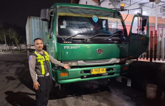 
					Niat Salip dari Kiri, Pemotor Tewas Tabrakan dengan Truk Trailer di Tengaran