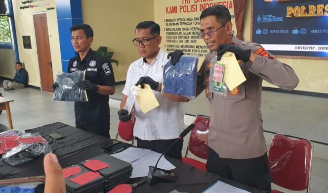 
					Komplotan Pencuri Perhiasan Antar Kota Gondol 28,6 Gram Emas di Kedawung, Polisi Tangkap Pelaku