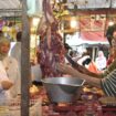 Wali Kota Semarang Agustina Wilujeng bersama Kepala Dinas Ketahanan Pangan, Endang Sarwiningsih mengamati fluktuasi harga daging, Rabu (4/3) | foto: Humas Pemkot.