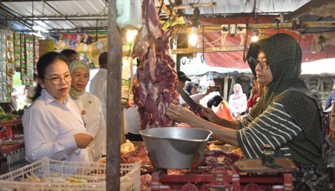
					Wali Kota Semarang Agustina Wilujeng bersama Kepala Dinas Ketahanan Pangan, Endang Sarwiningsih mengamati fluktuasi harga daging, Rabu (4/3) | foto: Humas Pemkot.