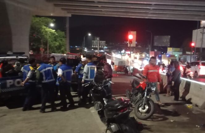 
					Truk Muatan Paket Seruduk 9 Kendaraan di Turunan Exit Tol Bawen, 8 Orang Luka