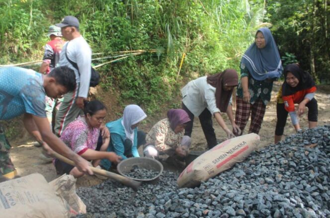 
					Ibu-Ibu Somagede Turun Tangan, Perkuat Semangat TMMD di Kebumen