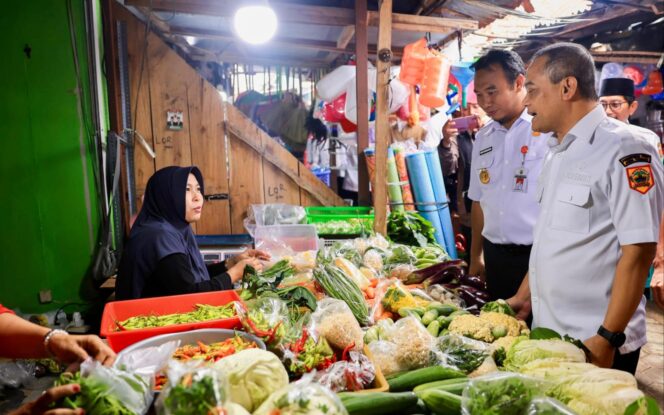 
					Gubernur Luthfi Sidak Pasar Gondang Sragen, Pastikan Harga dan Pasokan Terkendali Jelang Idulfitri