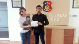 Praditya Mahendra KJG, SH, MH bersama korban usai membuat aduan di Unit PPA Polrestabes Semarang 