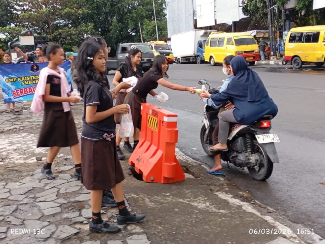 
					Aksi Berbagi Ramadan, OSIS SMP Kristen Lentera Ambarawa Bagikan Ratusan Paket Takjil
