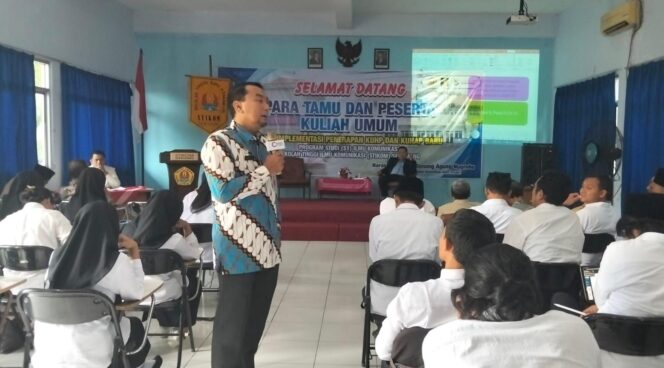 
					Dr. R Danang Agung Nugroho melakukan sesi tanya jawab dengan mahasiswa dalam kuliah umum di Stikom Semarang, Sabtu 7 Maret 2026. (Foto: Mualim)