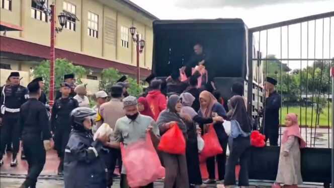 
					Brimob Surakarta Bagikan 1.000 Paket Takjil, Wujud Kepedulian di Bulan Ramadan