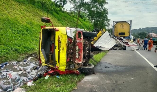 
					Truk Tronton Muat Trafo Terlibat Kecelakaan Beruntun di Tol Semarang–Solo KM 431, Satu Orang Meninggal