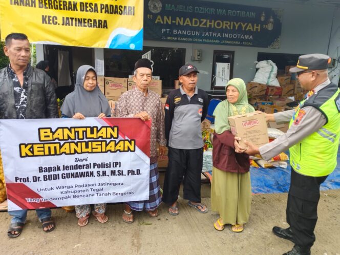 
					Polsek Jatinegara Salurkan Bantuan dari Budi Gunawan untuk Pengungsi Tanah Bergerak Desa Padasari
