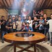 Relawan Bolone Mase Indonesia foto bareng usai bukber di Kopi Sinden, Semarang Barat. (Foto: Mualim)