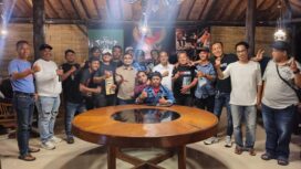 Relawan Bolone Mase Indonesia foto bareng usai bukber di Kopi Sinden, Semarang Barat. (Foto: Mualim)