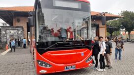 Bus Listrik Trans Semarang saat uji coba di depan halaman kantor Dishub Kota Semarang | foto: Wahyu Hamijaya.