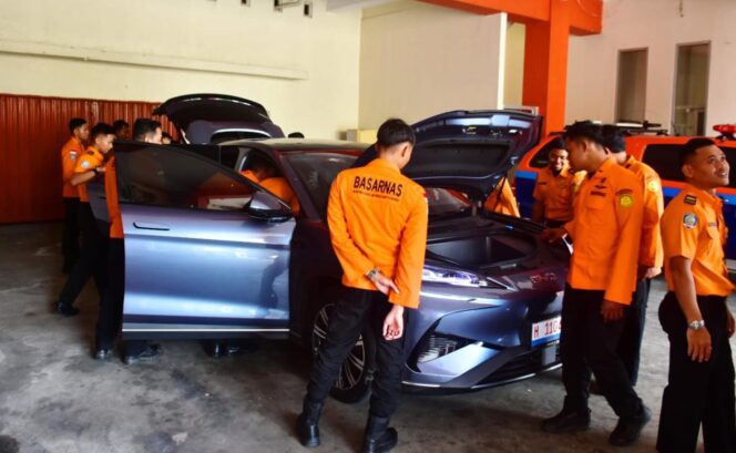 
					Antisipasi Kecelakaan Mobil Listrik, SAR Semarang Bekali Personel Penanganan EV