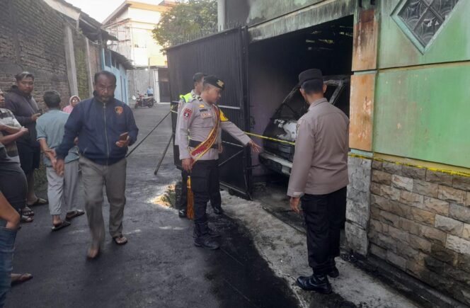
					Diduga Korsleting Listrik, Mobil Terbakar di Garasi Rumah Warga Delanggu