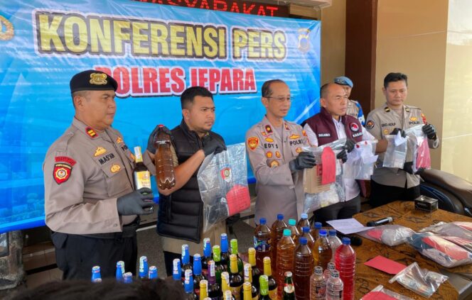 
					Selama 2 Pekan, Polres Jepara Ungkap 24 Kasus Prostitusi dan Amankan 41 Orang