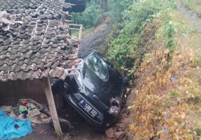 
					Salah Ikuti Google Maps, Ford Fiesta Nyungsep dan Tabrak Rumah Warga di Ungaran Timur 