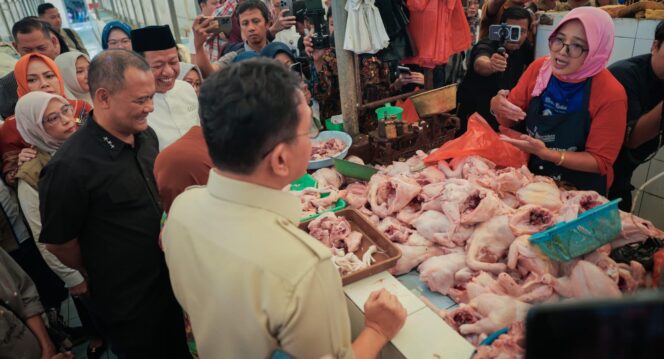 
					Mendag Budi dan Gubernur Luthfi Tinjau Pasar Kudus, Pastikan Harga Stabil Jelang Lebaran