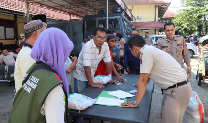 
					Polres Kendal Salurkan 2,62 Ton Zakat Fitrah kepada Warga dan Yayasan Sosial
