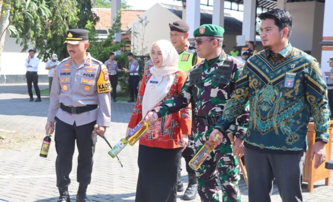 
					Polres Demak Musnahkan 3.832 Botol Miras, Tegaskan Komitmen Jaga Kamtibmas