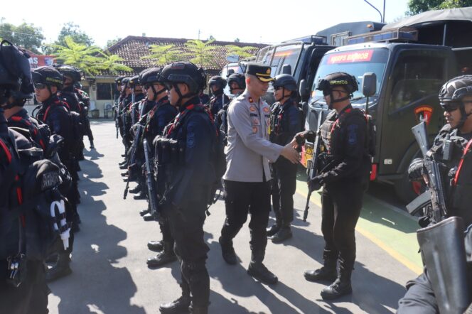 
					Personel Brimob Perkuat Pelayanan Operasi Ketupat Candi 2026 di Wilayah Polres Tegal