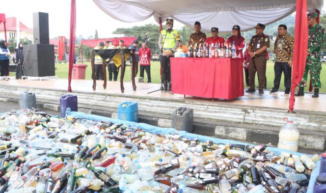 
					Jaga Kondusivitas Wilayah, Polres Semarang Musnahkan 2.414 Botol Miras dan 330 Liter Tuak