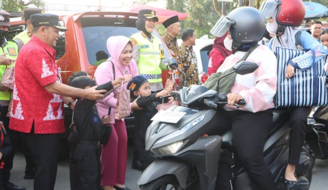 
					Peringati Nuzulul Qur’an, Polres Semarang Bersama Forkopimda Bagikan Ratusan Takjil