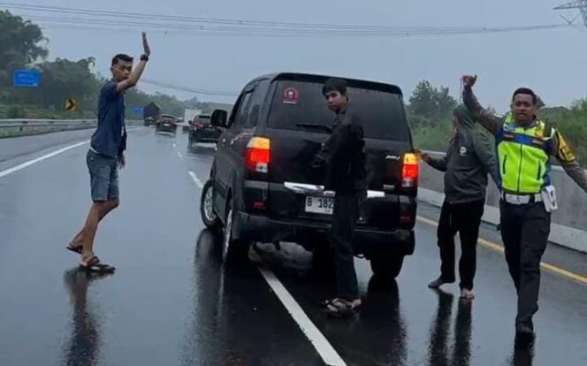 
					Kasat Lantas Polres Semarang Sigap Bantu Pemudik, Mobil Mogok di Tol KM 454A Berhasil Dievakuasi