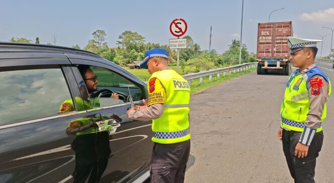 
					Polda Jateng Ingatkan Pemudik Tidak Berhenti di Bahu Jalan Tol