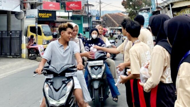 
					OSIS SMPN 1 Bumiayu Gelar Safari Ramadan, Bagikan Ribuan Takjil untuk Warga