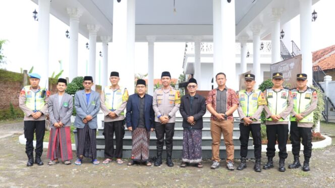 
					Hampers Lebaran Kapolri Diserahkan kepada Ulama di Wilayah Kabupaten Tegal
