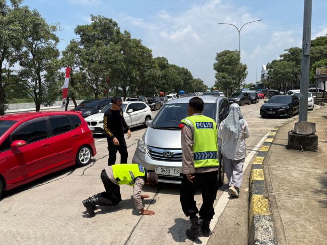 
					Polisi Bantu Pemudik Pegawai Kementerian ESDM yang Alami Kendala Kendaraan di Rest Area 275 A Tegal