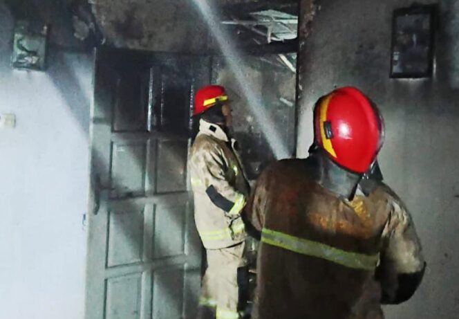 
					Korsleting Sepeda Motor Picu Kebakaran, Rumah Triningsih dan Dua Motor Hangus