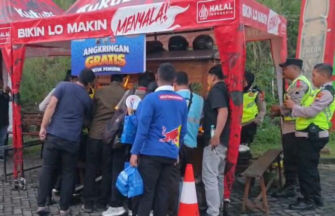 
					Angkringan Gratis Polres Semarang Sambut Pemudik di Rest Area KM 429 Tol Semarang–Solo