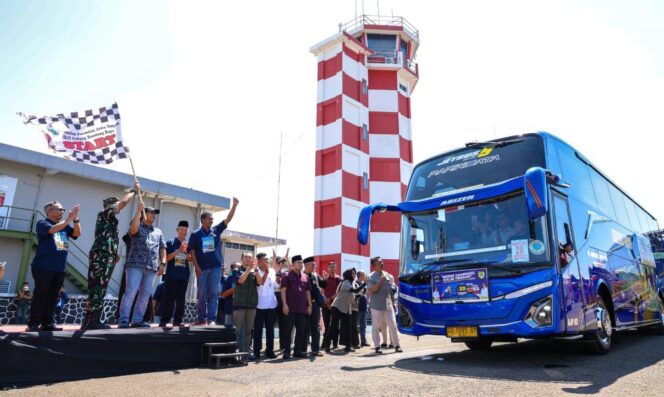 
					Wagub Jateng Lepas 1.142 Pemudik dari Bandung, Antusiasme Perantau Tinggi