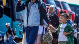 Perantau asal Jawa Tengah saat mengikuti program mudik gratis dari Pemprov Jateng yang diberangkatkan oleh Wagub Taj Yasin dari kawasan Lanud Husein Sastranegara, Bandung, Senin (16/3/2026) siang. (Foto: Tim Humas Wagub Jateng )