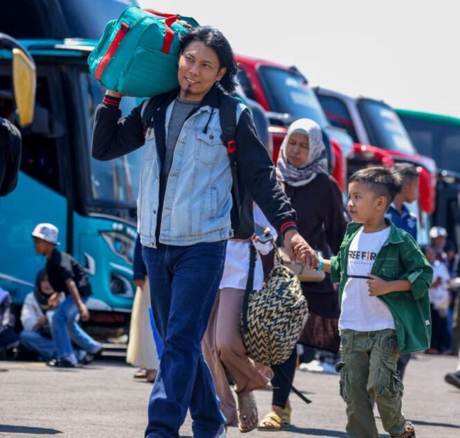 
					Perantau asal Jawa Tengah saat mengikuti program mudik gratis dari Pemprov Jateng yang diberangkatkan oleh Wagub Taj Yasin dari kawasan Lanud Husein Sastranegara, Bandung, Senin (16/3/2026) siang. (Foto: Tim Humas Wagub Jateng )