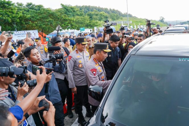 
					Kapolri Tinjau Posko Terpadu Kalikangkung, Pastikan Kesiapan Polda Jateng Hadapi Puncak Arus Mudik