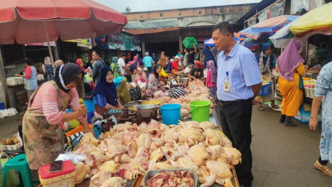 
					H-3 Lebaran, Harga Bapokting di Pasar Kembangsari Kabupaten Semarang Naik, Stok Masih Aman