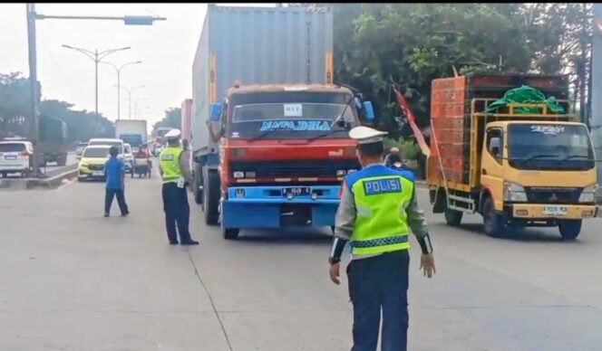 
					Masih Ada Pelanggaran SKB, Polda Jateng Perketat Penyekatan Truk Sumbu Tiga di Terboyo