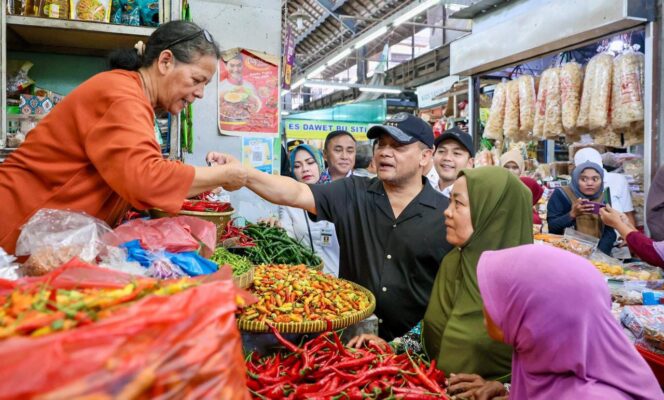 
					Gubernur Luthfi Blusukan ke Pasar Gede Solo, Borong Dagangan dan Pastikan Harga Tetap Stabil