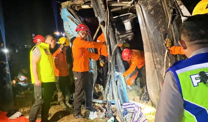 
					Bus Hantam Pick Up di Tol Pejagan–Pemalang KM 259, Satu Tewas dan Puluhan Luka