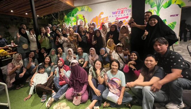 
					Foto bareng anggota RDG usai kegiatan buka puasa bersama di Wizzmie Pamularsih. (Foto: dok RDG)