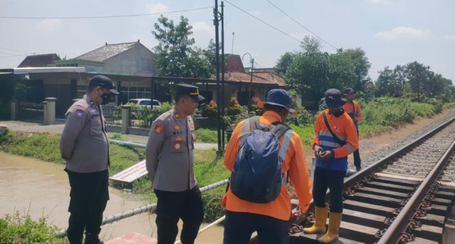 
					Polisi dan KAI Sisir Perlintasan Kereta Api Tanpa Palang di Demak, Amankan Jalur Mudik Lebaran
