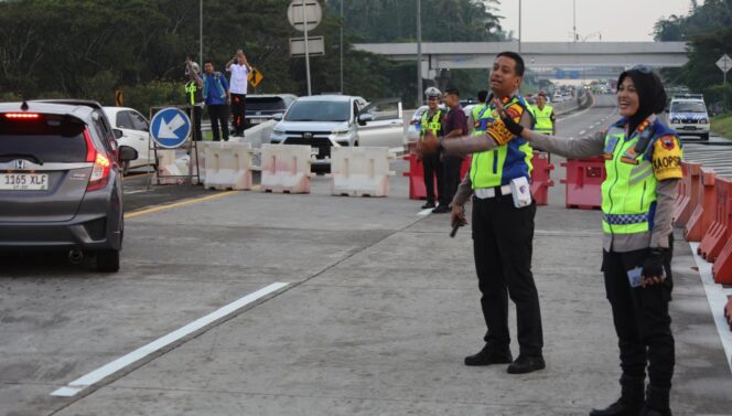 
					One Way Diberlakukan, Kapolres Semarang Kawal Arus Mudik Hingga KM 460